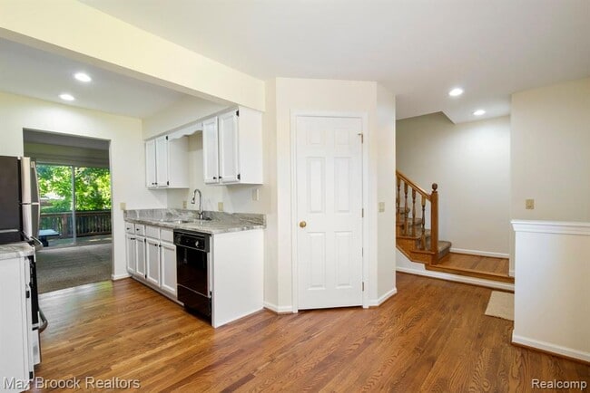 Building Photo - 1823 Torquay Ave