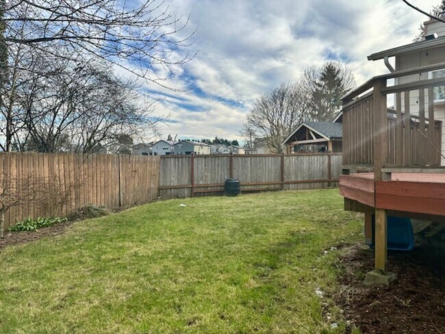 Building Photo - 4 bedroom -Split level and large deck/fenced yard!