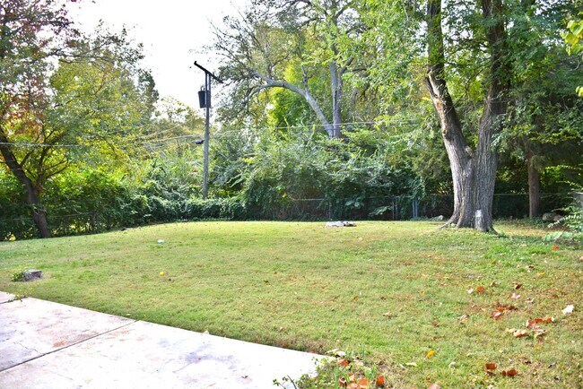 Building Photo - 2035 Tecumseh Rd