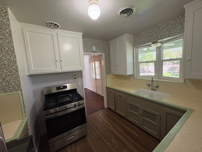 Building Photo - Charming home located in Beverly Glenn Rent Ready!