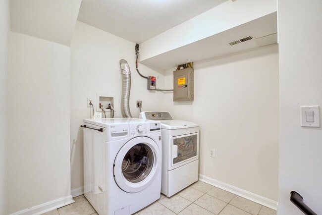 Building Photo - 3731 S Kemper Rd