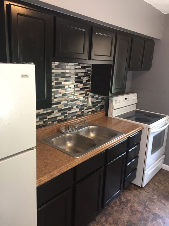 Building Photo - Beautifully Updated 3 Bedroom House! Comin...