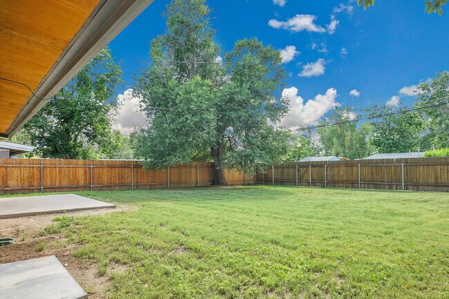Building Photo - $1,950, 3-bedroom, 1-bathroom house in Col...