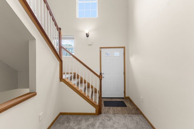 Building Photo - Modern 2-Bed Townhome with Vaulted Master & Private Deck – Prime Columbus Location!
