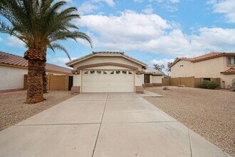 Building Photo - Welcome to this Charming 3 BEDROOM , 2 BAT...