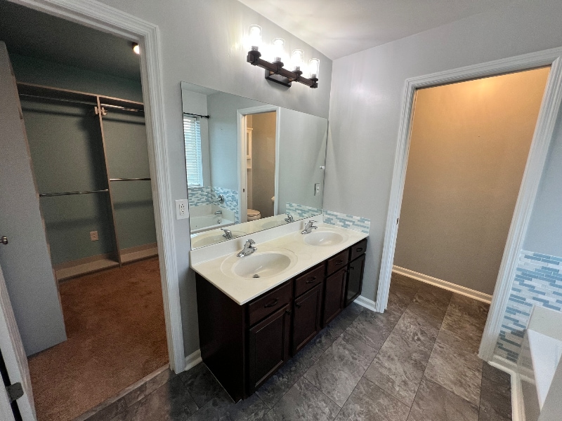 Building Photo - 820 Harbor Woods Dr