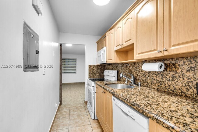 Building Photo - 627 W 68th St