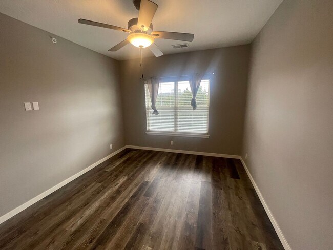Building Photo - Partial Lake-view 1 Bedroom 1 Bath Walk-In Level Lakeside Apartment