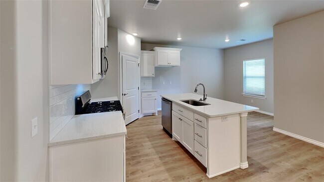 Building Photo - 8004 Labelle Dr