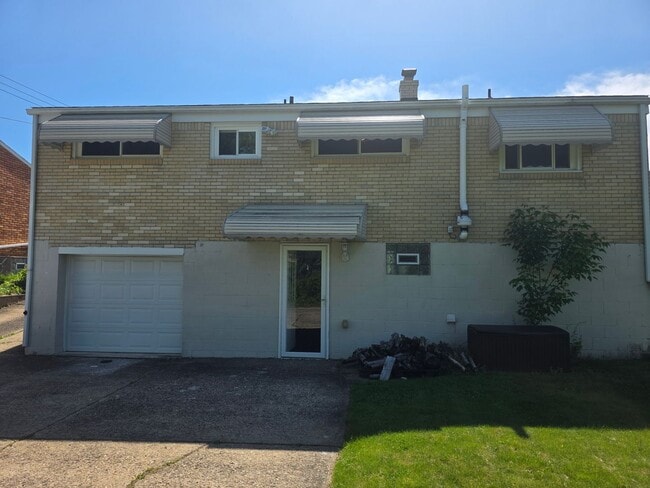 Building Photo - 3-bedroom, 2-bath home in West Mifflin