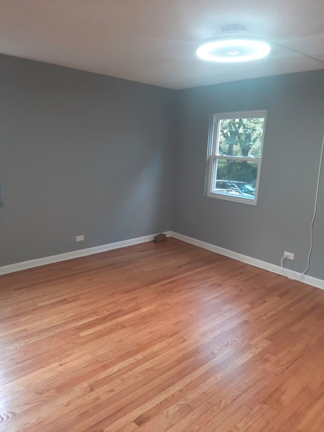 Building Photo - 2431 W Lunt Ave