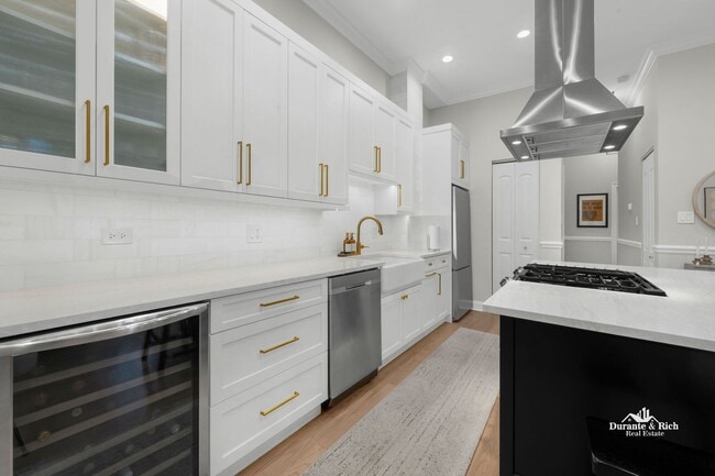 Building Photo - Luxurious Fully Furnished Penthouse Retreat in the Heart of Chicago's Desirable Near West Side