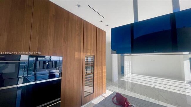 Building Photo - 17141 Collins Ave