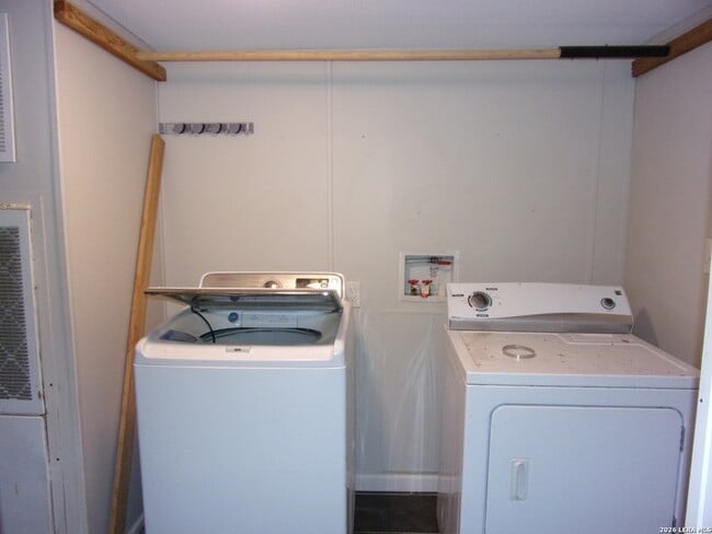 Building Photo - 360 Rangeland Rd