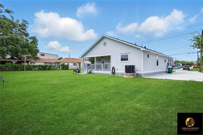 Building Photo - 522 Caplin St