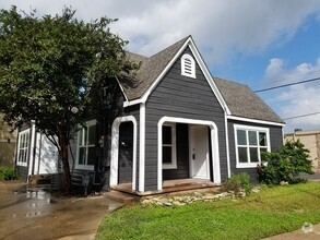 Building Photo - 3812 Old College Rd