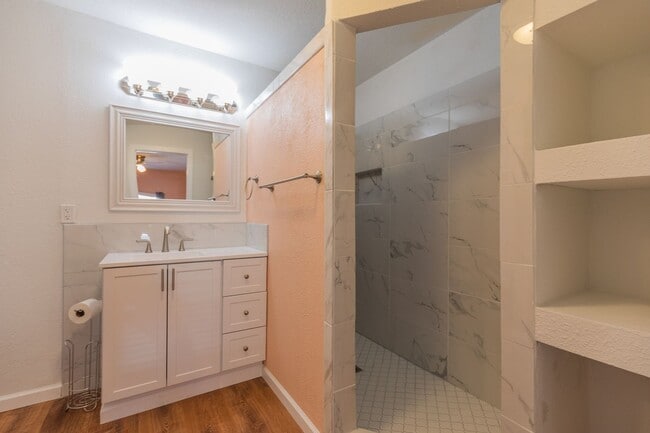 Building Photo - Cozy 3 Bed 2 Bath Home - Pets on Owner App...