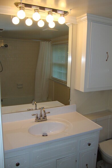 Building Photo - 4925 Hopedale Dr