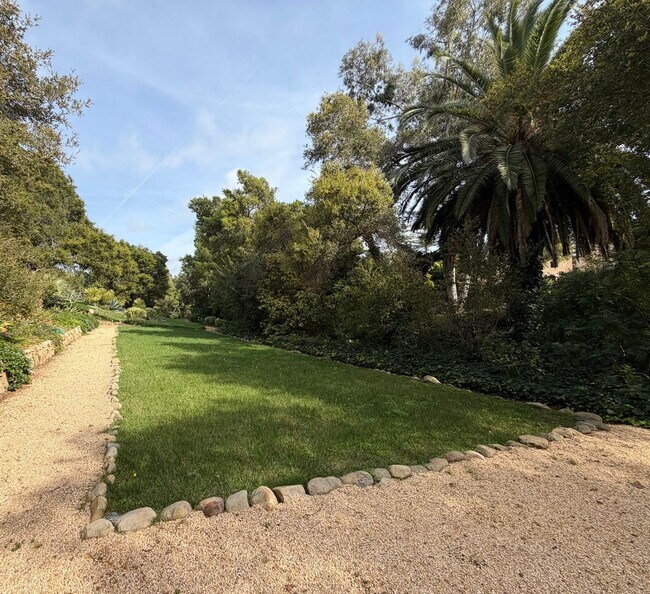 Building Photo - Leafy Montecito