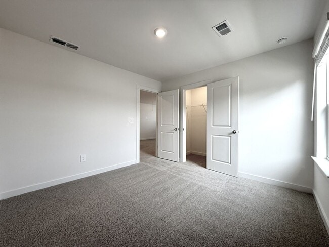 Building Photo - 2372 Meadowwood Dr