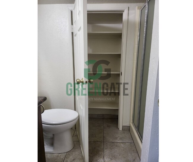 Building Photo - 2428 Woodvale Dr