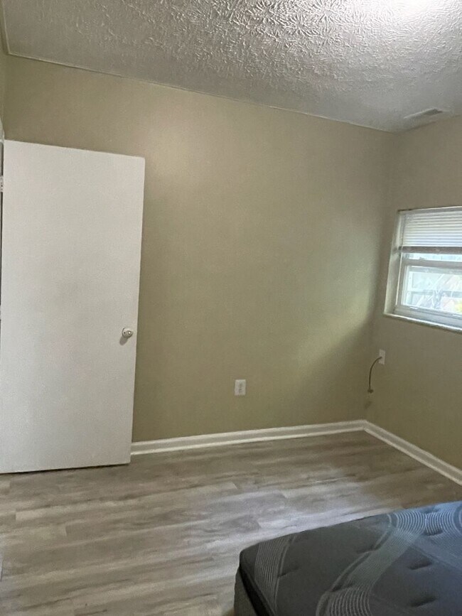 Building Photo - Two Bedroom One Bath Apartment In Huntington