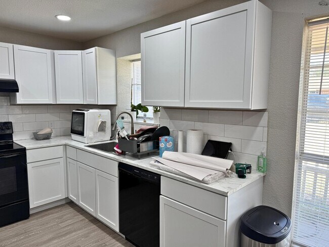 Building Photo - 1112 Lisa Ln