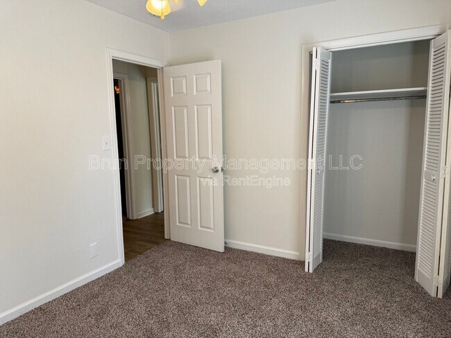 Building Photo - 11105 Lake Hills Dr