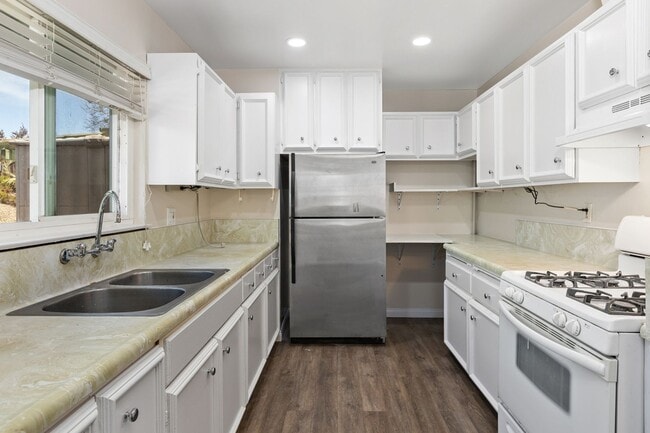 Building Photo - One level single family home in Clairemont...