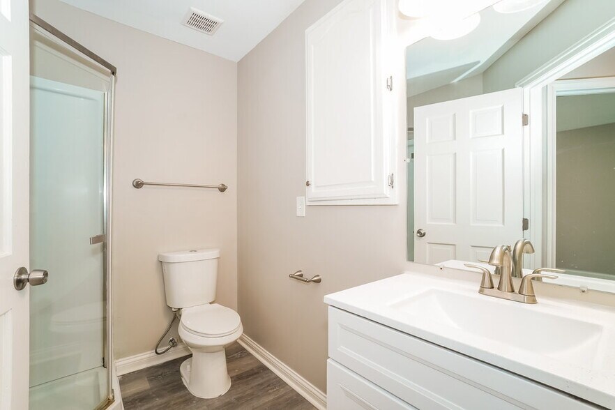 Building Photo - 1516 Manor Dr