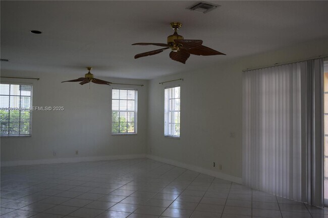 Building Photo - 991 Crestview Cir