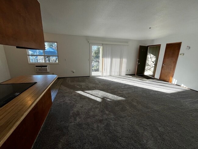 Building Photo - 618 Center St