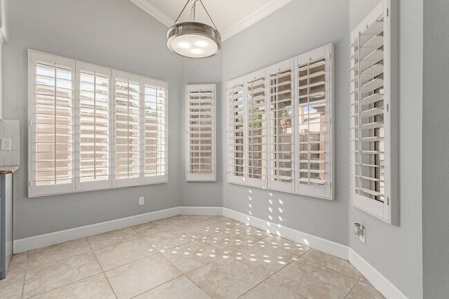 Building Photo - 4 bed 2 bath Stunner w/ Sparkling Pool