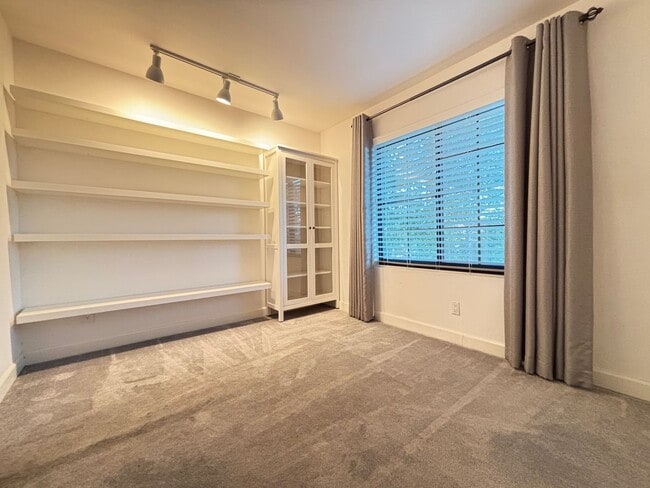 Building Photo - Beautiful 2 Bedroom 2 Bath Condo