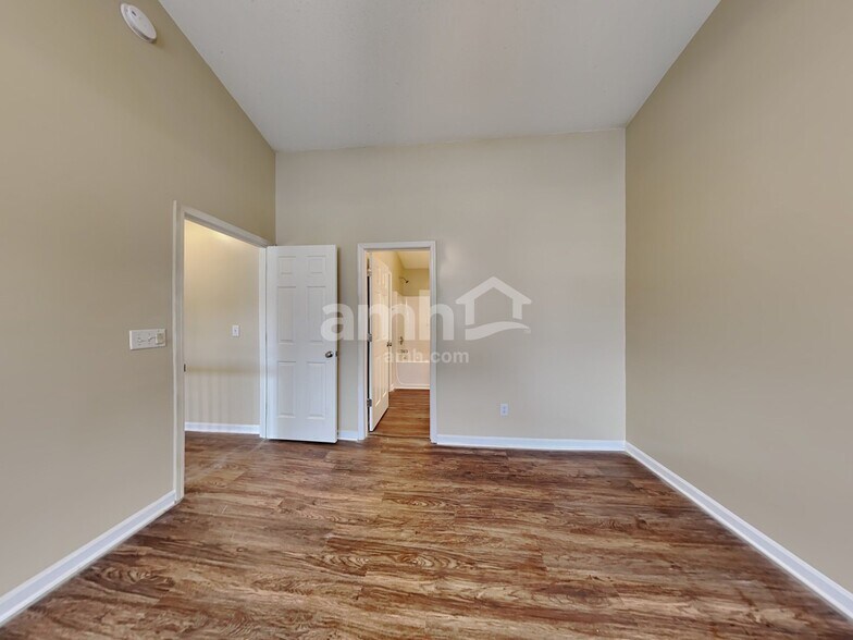 Building Photo - 542 Birchtree Valley Ct