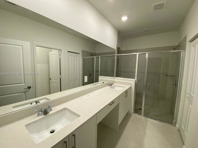 Building Photo - 2310 SE 28th Dr