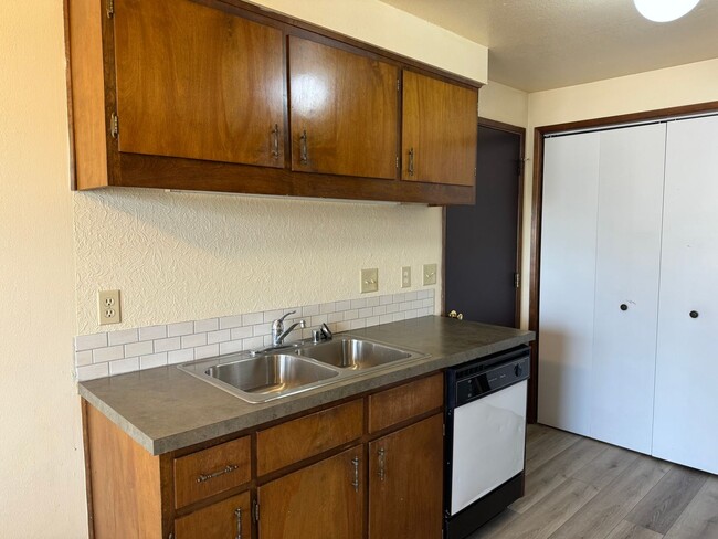 Building Photo - Lovely 2-bedroom/1-bathroom duplex with garage!