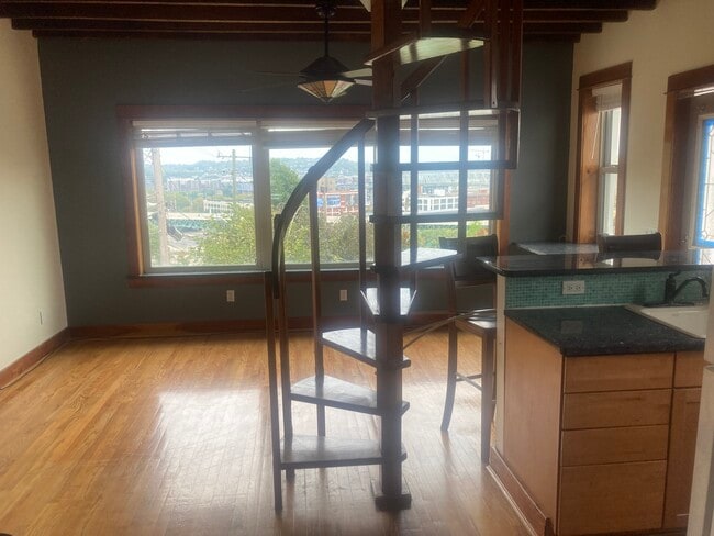 view of living roon - 915 Monastery St