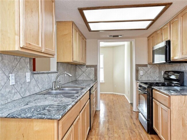 Building Photo - 604 Hill Cove