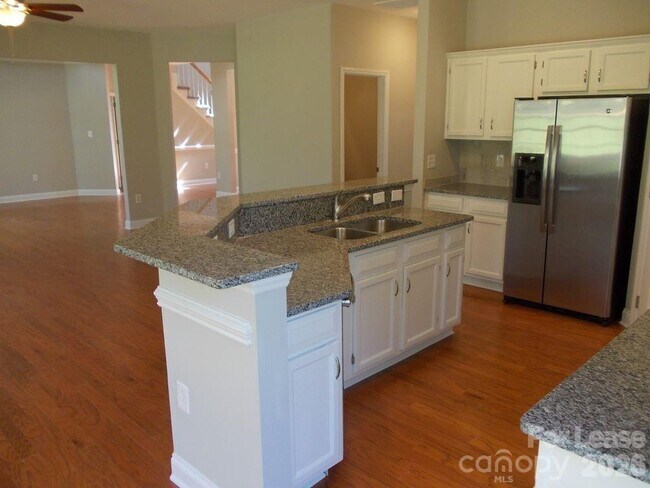 Building Photo - 6223 Hickory Cove Ln