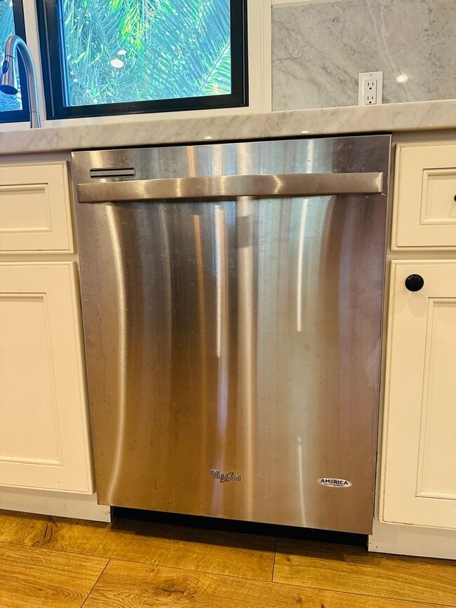 Building Photo - Beautiful Remodeled 2bd Home w/Laundry, Pr...