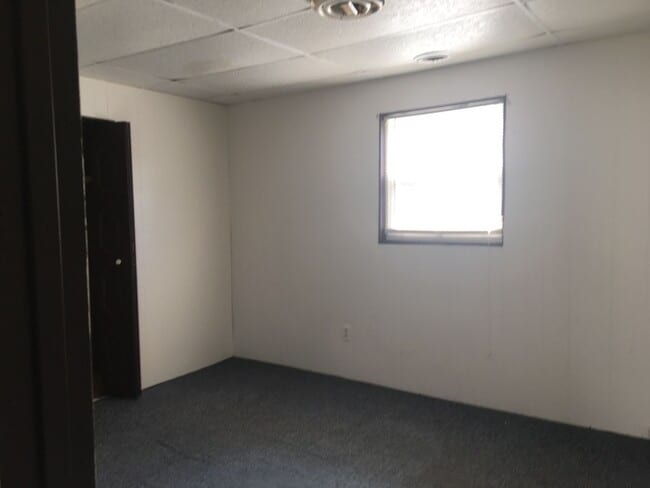 Building Photo - Light and bright 2BR up near downtown and AHN St. Vincent