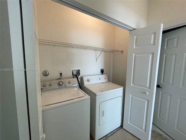 Building Photo - 968 NE 41st Pl