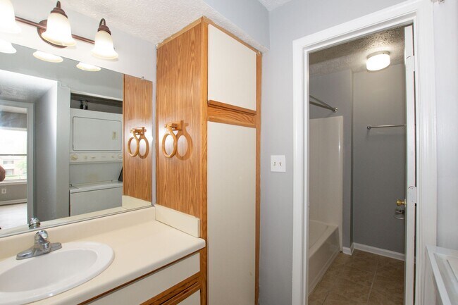 Building Photo - Awesome 1BR Condo w Amenities, Hampton