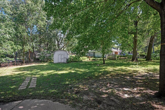 Building Photo - Gorgeous Shoreview House 3BR 1 Bath  Available Early May!