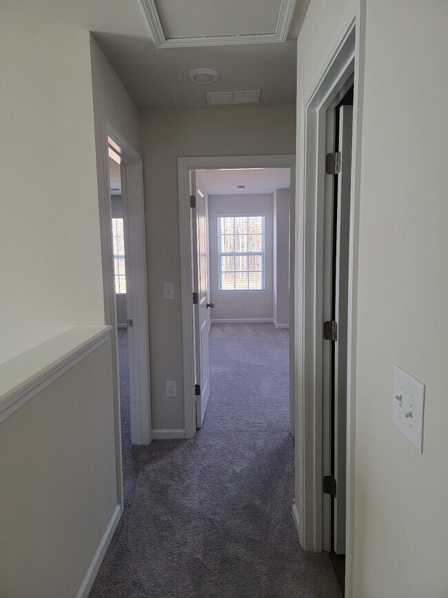 Building Photo - 44 Fernhill Ln