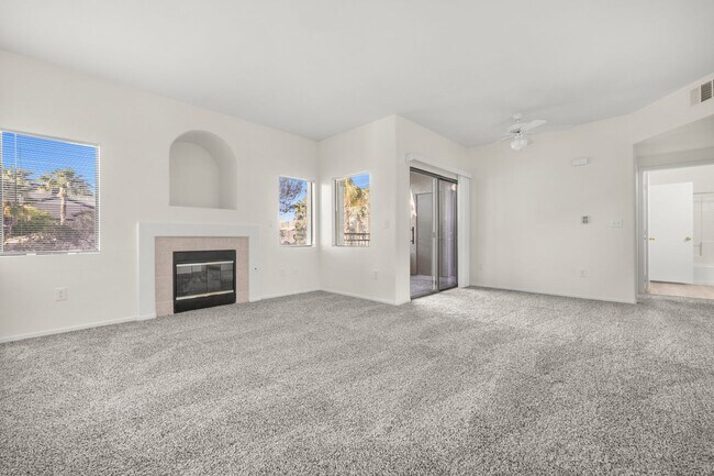 Building Photo - Comfort & Convenience: Modern 2-Bed, 2-Bat...