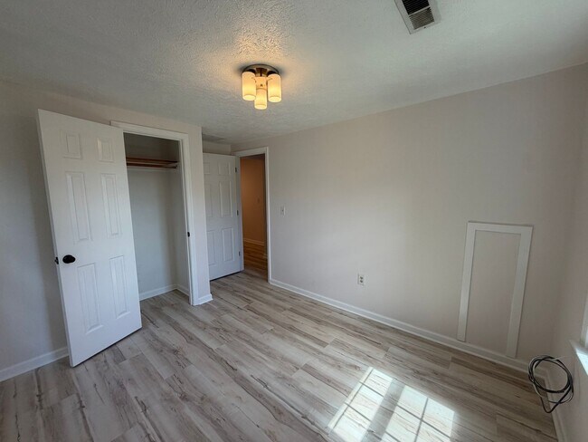 Building Photo - 840 Estes St