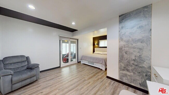 Building Photo - 3453 Floresta Ave