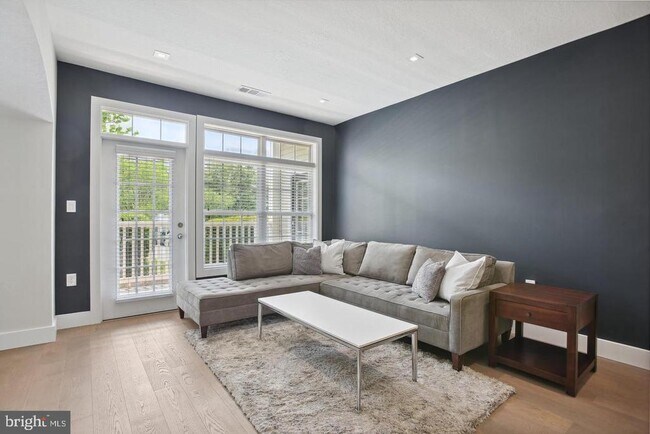 Building Photo - 501 Sunset Terrace